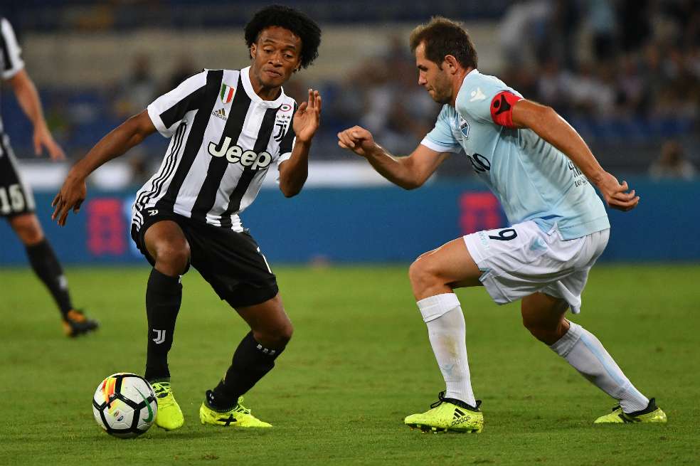 Juan Guillermo Cuadrado (i), este domingo, en el encuentro entre Juventus y Lazio. / AFP