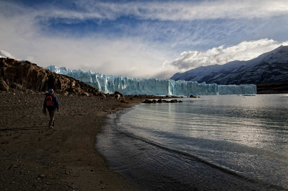 El glaciar Perito Moreno, en El Calafate, al sur de Argentina, es uno de los más grandes del mundo: tiene 5 km de largo y 60 m de alto. Escalarlo es una de las actividades recomendadas. / Inprotur