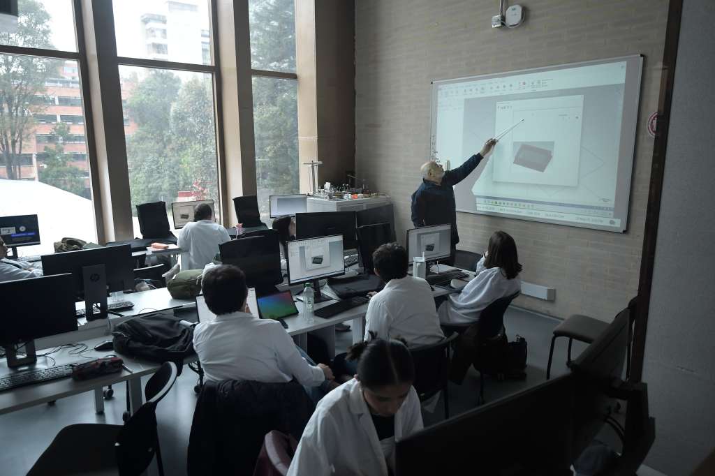 Estudiantes en el campus universitario.