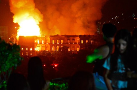 Tras seis horas, bomberos controlaron incendio en el Museo Nacional de Rio