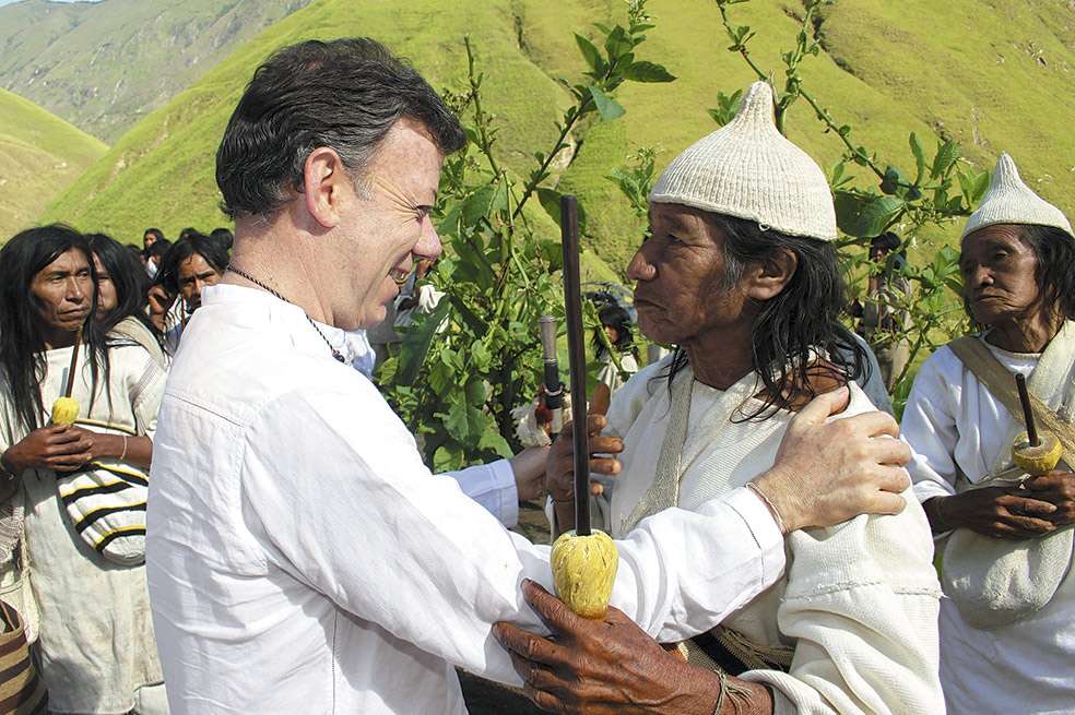El 7 de agosto de 2010, el presidente Santos recibió de los mamos de la Sierra Nevada el bastón de mando. / Archivo