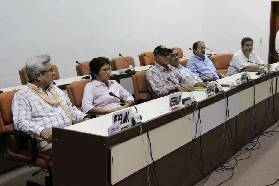 Los miembros de la Farc ‘Hermes Aguilar’, ‘Sandra Ramírez’, ‘Ricardo Téllez’, ‘Mauricio Jaramillo’, ‘Andrés París’ y ‘Marcos Calarcá’, ayer en La Habana, en el anuncio del inicio de las conversaciones. / EFE