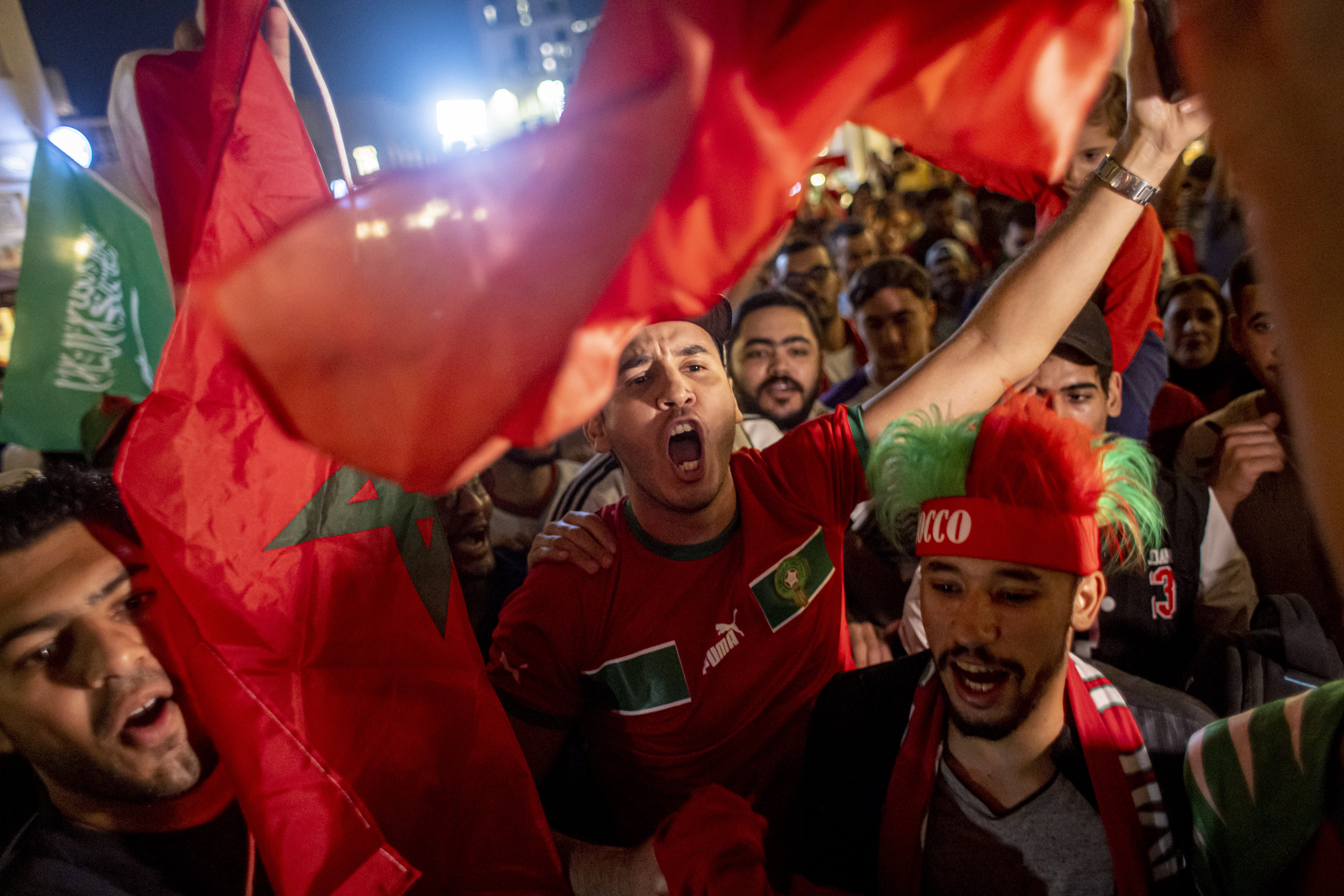 Doha (Qatar), 06/12/2022.- Fans of Morocco celebrate after Morocco won the FIFA World Cup 2022 Round of 16 match against Spain, at the Souq Waqif market in Doha, Qatar, 06 December 2022. (Mundial de Fútbol, Marruecos, España, Catar) EFE/EPA/MARTIN DIVISEK