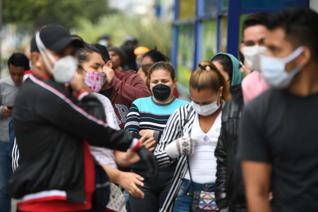 Pacientes con COVID-19 pueden comenzar a expulsar o excretar el coronavirus dos o tres días antes de que aparezcan los primeros síntomas en su cuerpo. / Gustavo Torrijos - El Espectador