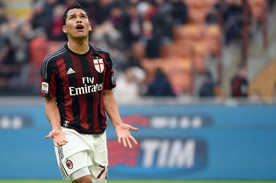 Carlos Bacca se lamenta durante el partido de la Serie A disputado ante el Bolonia en el estadio Giuseppe Meazza de Milán. Foto: EFE