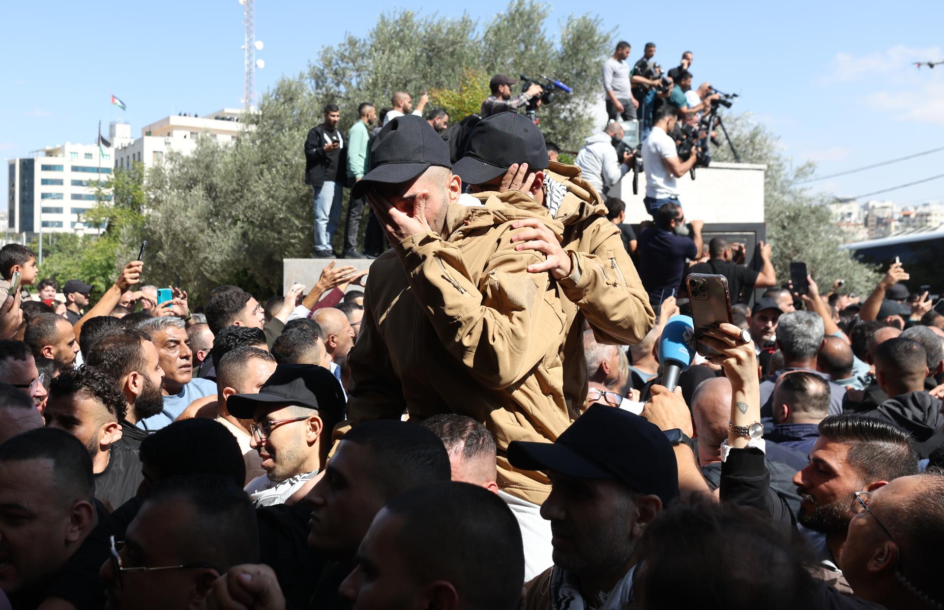 FOTODELDIA Ramala (-), 13/10/2025.- Presos palestinos liberados a su llegada tras ser puestos en libertad de una cárcel israelí como parte del acuerdo de liberación entre Israel y Hamás, en la ciudad cisjordana de Ramala, el 13 de octubre de 2025. Como parte del acuerdo de alto el fuego entre Israel y Hamás, está previsto que el 13 de octubre sean liberados unos 20 cautivos israelíes y alrededor de 2000 presos palestinos. EFE/ALAA BADARNEH