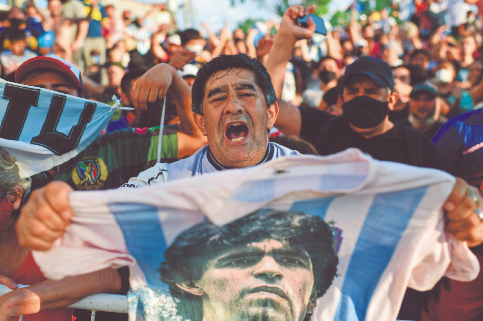 Hinchas argentinos lloran la muerte de Diego Maradona.