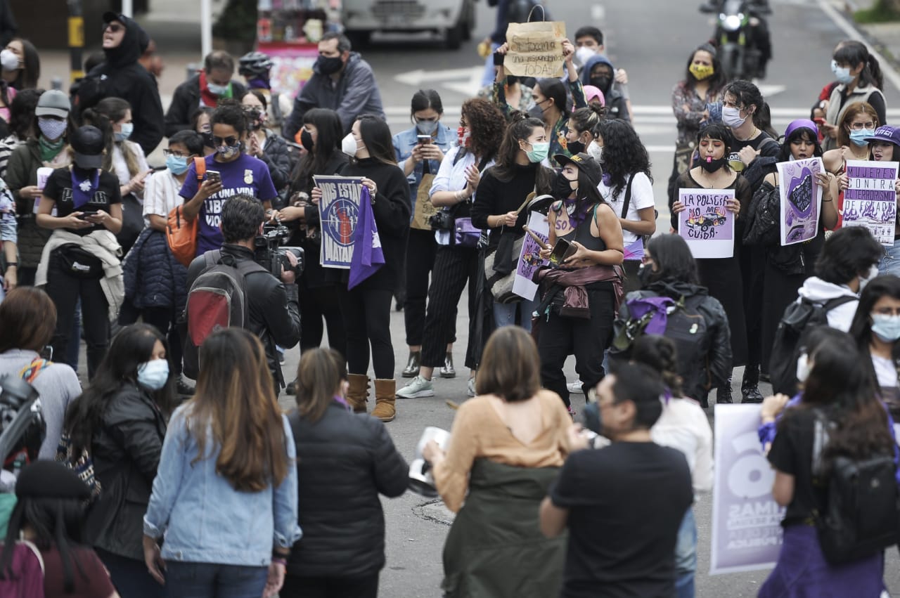 Este viernes, un grupo de mujeres se reunió en el ParkWay, en Bogotá, para rechazar la violencia sexual cometida durante el Paro Nacional en distintas ciudades de Colombia.