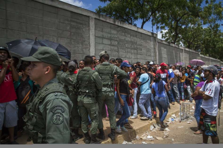 La gente forma una línea para comprar alimentos en Puerto Ordaz, Venezuela. / Bloomberg News