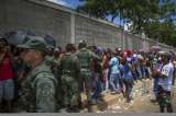 Prohíben en Venezuela colas nocturnas de compradores ante los supermercados