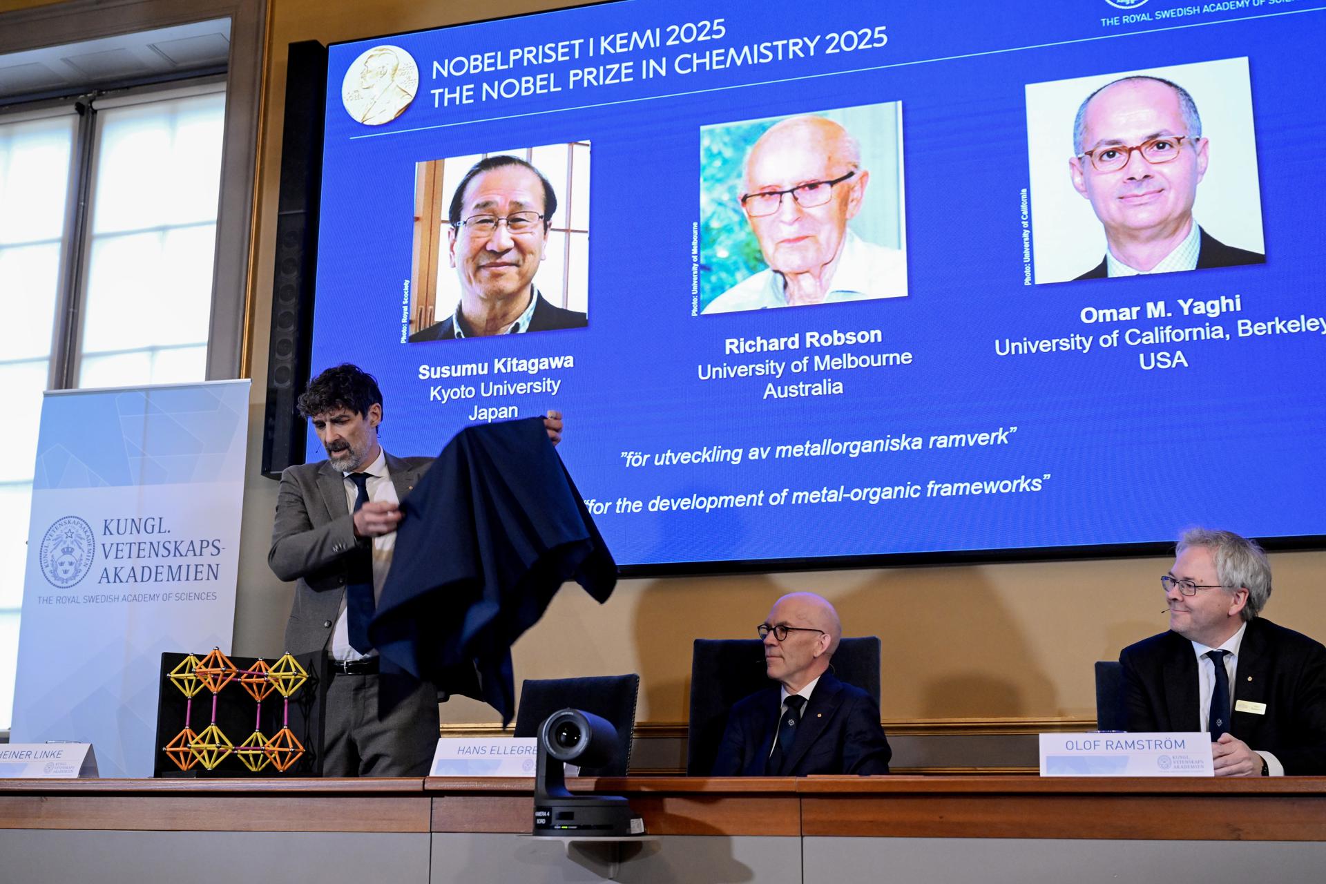 Momento en el que la Real Academia Sueca de Ciencias anuncia a los ganadores del premio Nobel de Química 2025.