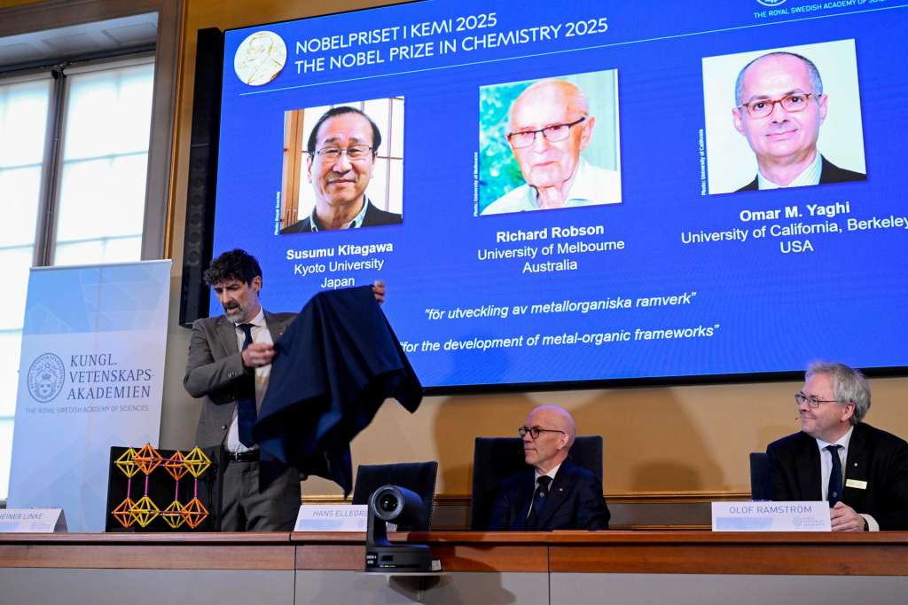 Momento en el que la Real Academia Sueca de Ciencias anuncia a los ganadores del premio Nobel de Química 2025.
