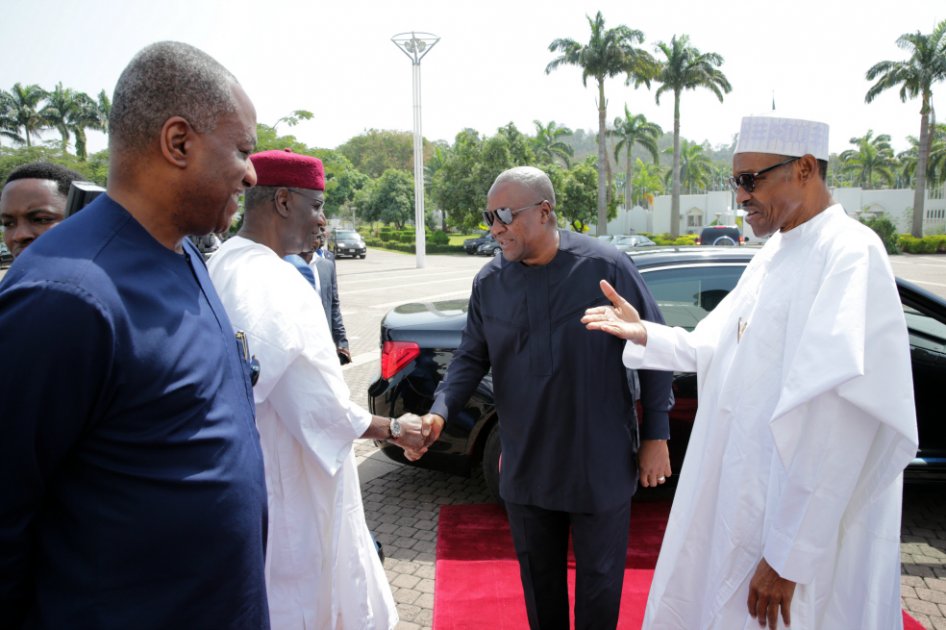 El presidente de Nigeria, Muhammadu Buhari (derecha), saluda durante una reunión para discutir sobre la situación de Gambia. Buhari es uno de los líderes encargados de convencer a Jammeh de que entregue el poder. / AFP
