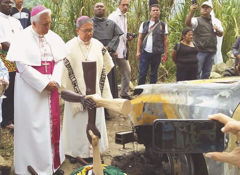 Según monseñor Darío Monsalve (izq.), para los indígenas no es eficiente la presencia del Ejército Nacional como ha sido planteada por el gobierno en el Cauca. / Archivo Particular