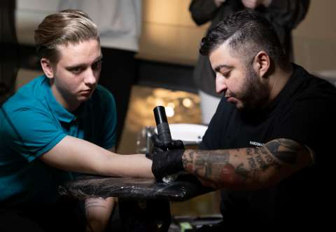 En Austria hacen tatuajes gratuitos para atraer a católicos