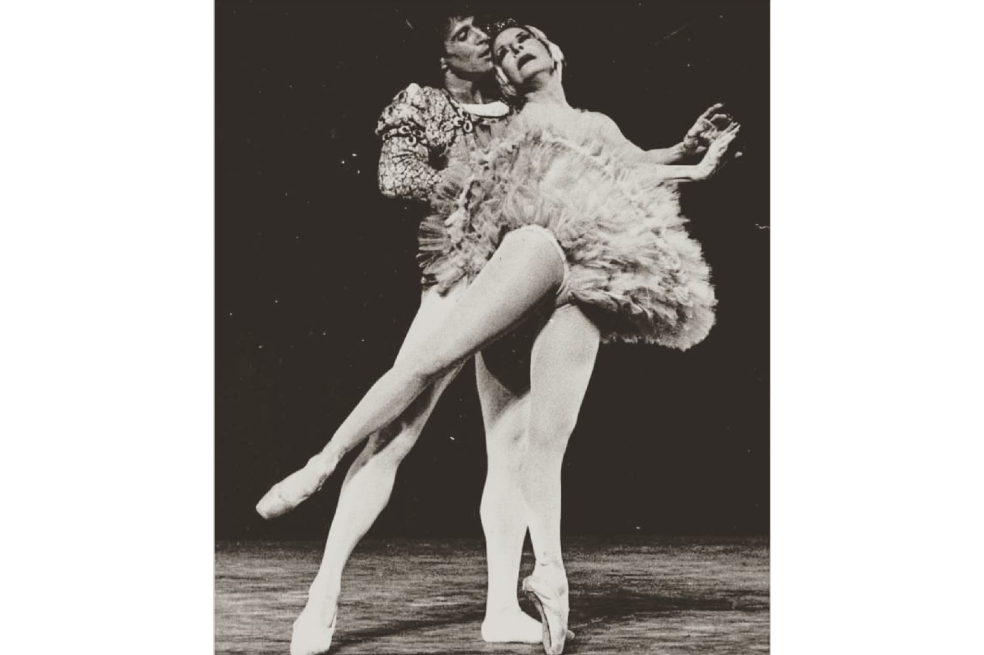 Alicia Alonso y Orlando Salgado en el pas de deux del segundo de "El Lago de los Cisnes".
