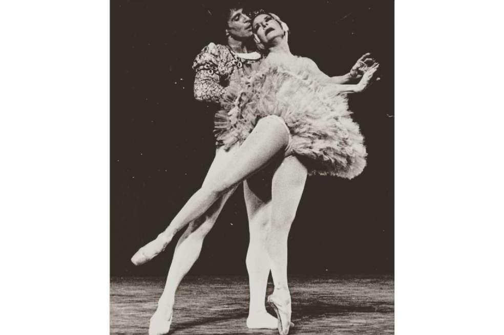Alicia Alonso y Orlando Salgado en el pas de deux del segundo de "El Lago de los Cisnes".