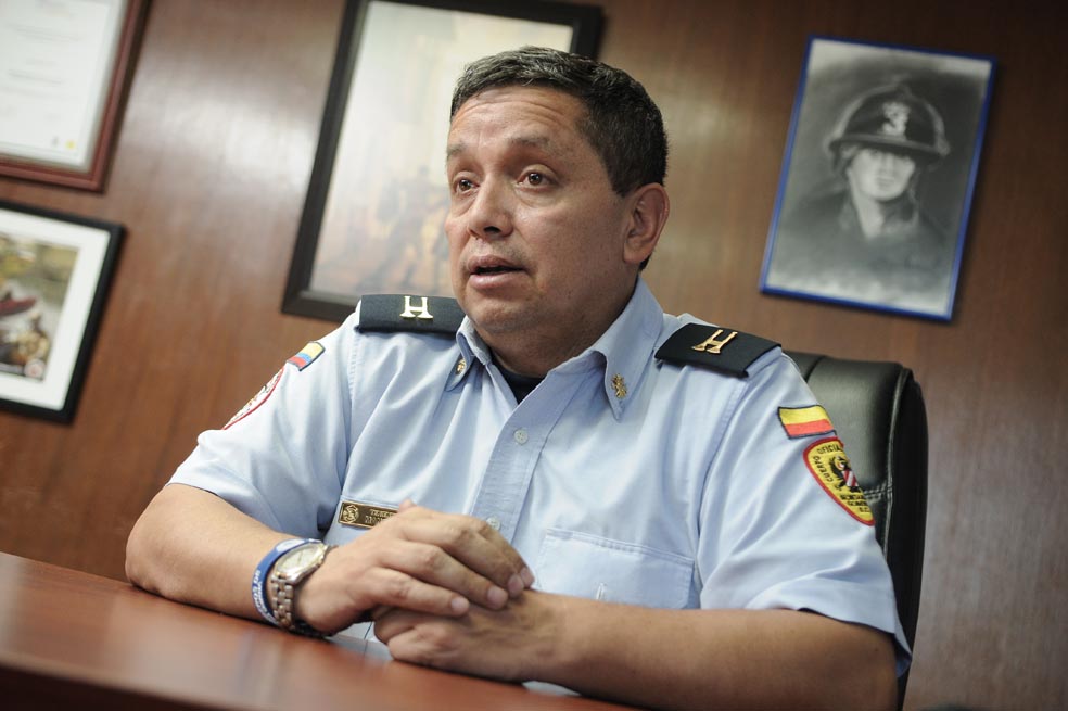 El teniente Euclides Mancipe fue el primer bombero que alcanzó el cargo de director. / Archivo