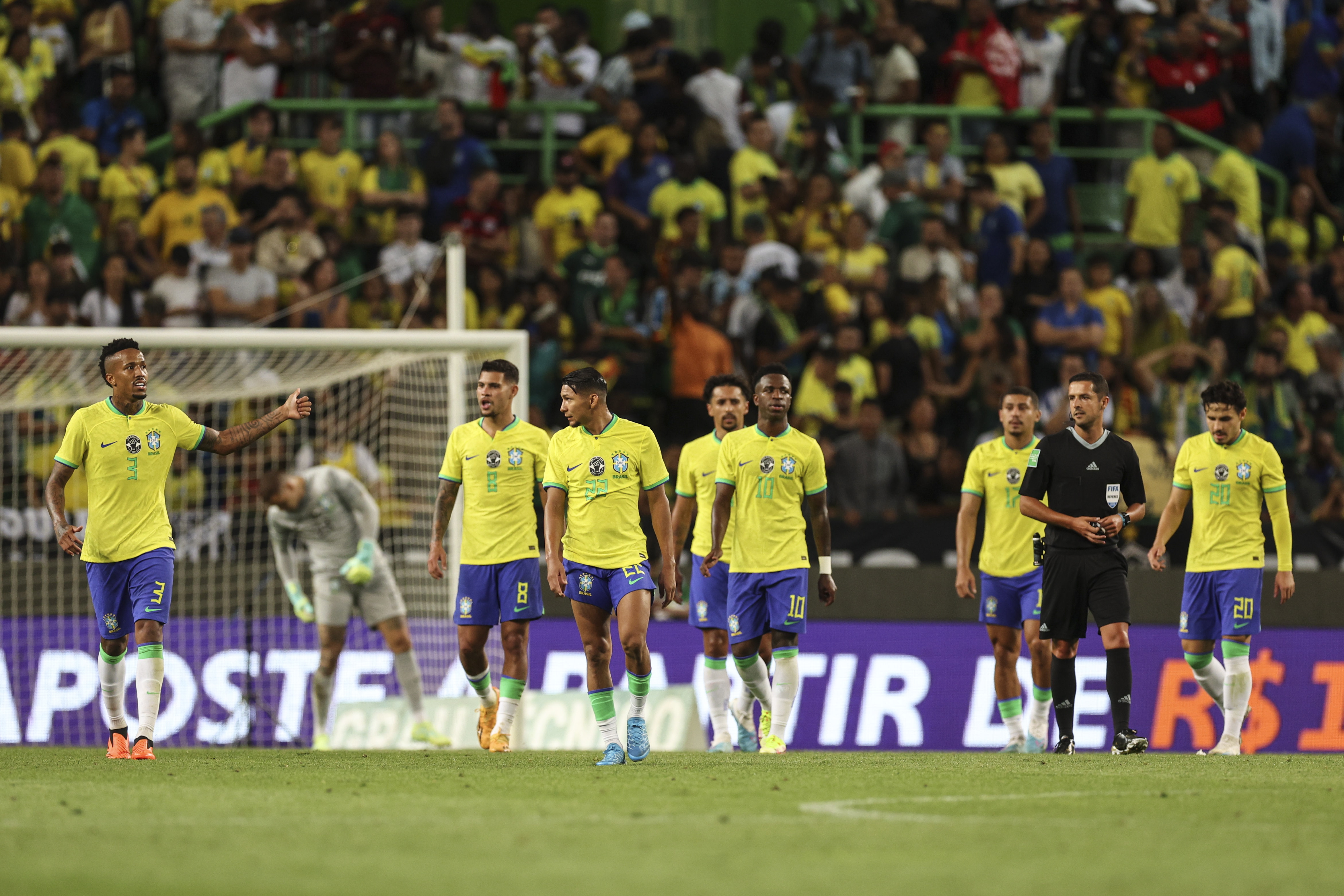 Lisbon (Portugal), 20/06/2023.- Brazil players react after the intenational friendly soccer match between Brazil and Senegal held at Alvalade Stadium, Lisbon, Portugal, 20 June 2023. (Futbol, Amistoso, Brasil, Lisboa) EFE/EPA/MIGUEL A. LOPES