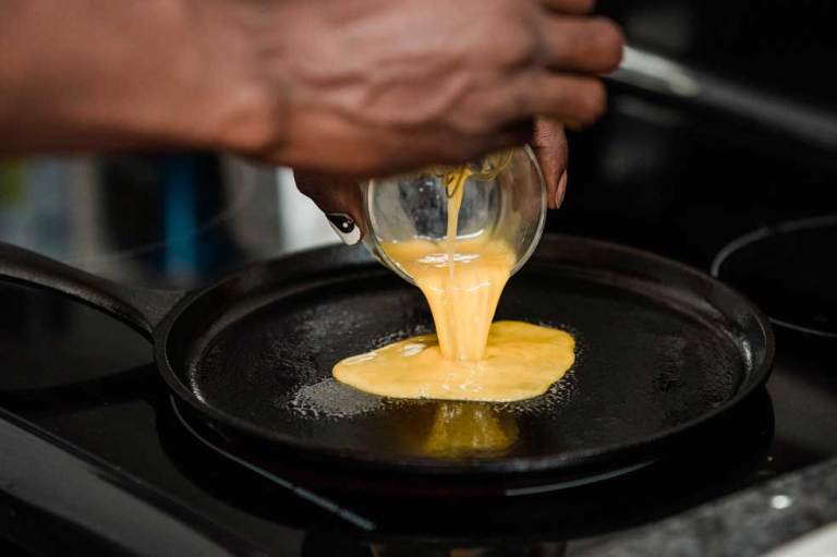 Truco para que los huevos revueltos queden más esponjosos y suaves