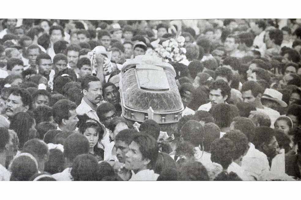 Imágenes del concurrido sepelio de las víctimas de la masacre perpetrada en la madurgada del 23 de enero de 1994. /Archivo