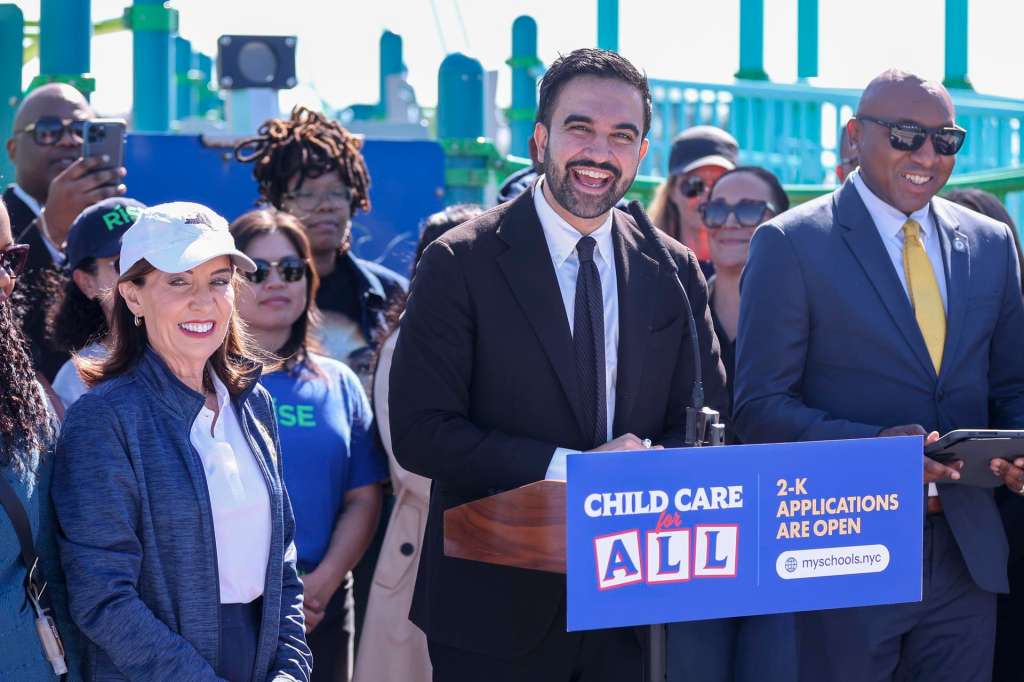 NEW YORK (United States), 02/06/2026.- New York City Mayor Zohran Mamdani (C) speaks next to New York Governor Kathy Hochul (L) during a press conference to make a childcare announcement at a playground in the Queens borough of New York, New York, USA, 02 June 2026. New York City launches its 2-K program application process on 02 June, offering free, high-quality childcare to two-year-olds across all five boroughs. (Nueva York) EFE/EPA/SARAH YENESEL