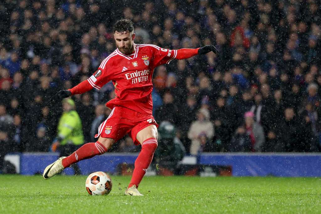 Glasgow (United Kingdom), 14/03/2024.- Rafa Silva of Benfica scores the opening goal during the UEFA Europa League Round of 16, second leg soccer match Rangers FC vs SL Benfica, in Glasgow, Britain, 14 March 2024. (Reino Unido) EFE/EPA/ROBERT PERRY