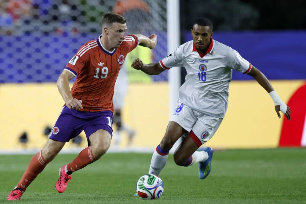 BOSTON (United States), 14/06/2026.- Lewis Ferguson of Scotland (L) in action against Wilson Isidor of Haiti (R) during the FIFA World Cup 2026 group stage match Haiti against Scotland, in Foxborough, Massachusetts, USA, 13 June 2026. EFE/EPA/GREG M. COOPER