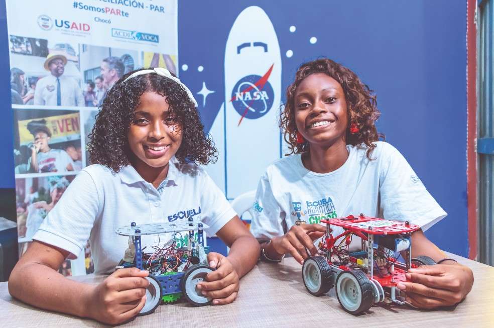 Kelly Córdoba y Yorleidy Parra, de la Escuela de robótica, viajarán a Estados Unidos a conocer la NASA. / Club de Robótica