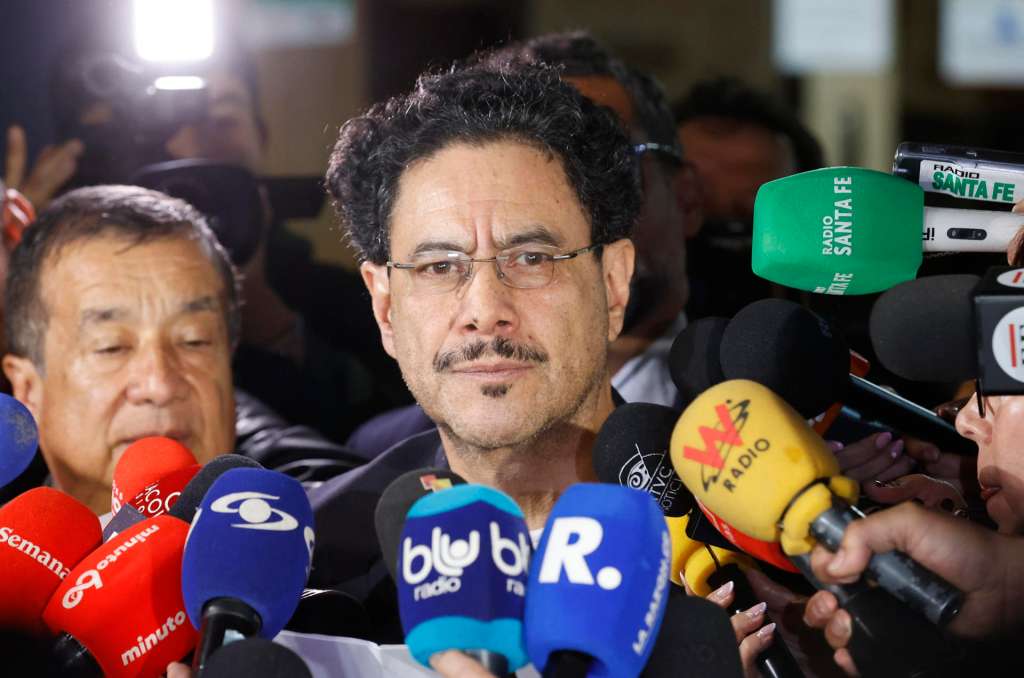 AME6079. BOGOTÁ (COLOMBIA), 22/08/2025.- Fotografía de archivo del 28 de julio de 2025 del senador colombiano Iván Cepeda hablando con medios de comunicación al finalizar la audiencia contra el expresidente de Colombia Álvaro Uribe en Bogotá (Colombia). Cepeda, reconocido como víctima en el juicio contra el expresidente Uribe, anunció este viernes su precandidatura presidencial para las elecciones de 2026 por el Pacto Histórico, la coalición que en 2022 llevó al poder al hoy mandatario, Gustavo Petro. EFE/ Mauricio Dueñas Castañeda ARCHIVO