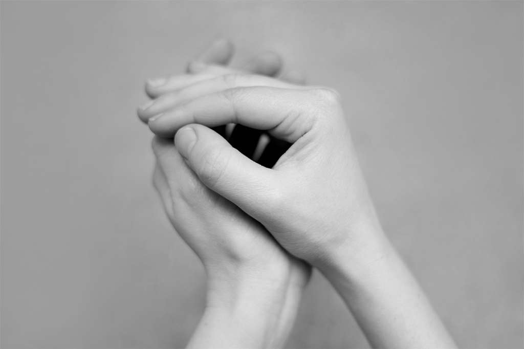 "Abrazar lo invisible", obra de Mónica Naranjo expuesta en la muestra "Manto".