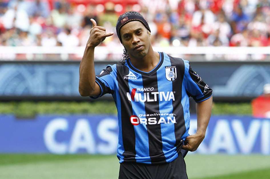 Ronaldinho se despide de los hinchas de Querétaro. Foto: EFE