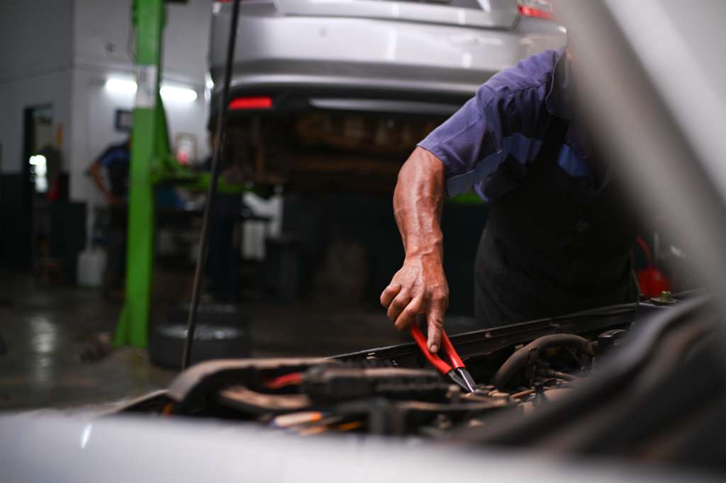 AME1662. BRASILIA (BRASIL), 04/06/2024.- Un mecánico trabaja reparando un auto en un taller este martes, en Brasilia (Brasil). El presidente brasileño, Luiz Inácio Lula da Silva, afirmó este martes que el crecimiento del 0,8 % de la economía del país en el primer trimestre del año es "una prueba más" de que su Gobierno está "en el camino correcto". "El PIB aumentó en el primer trimestre de este año, impulsado por un mayor consumo de las familias y los servicios", celebró el mandatario progresista en sus redes sociales. EFE/ André Borges