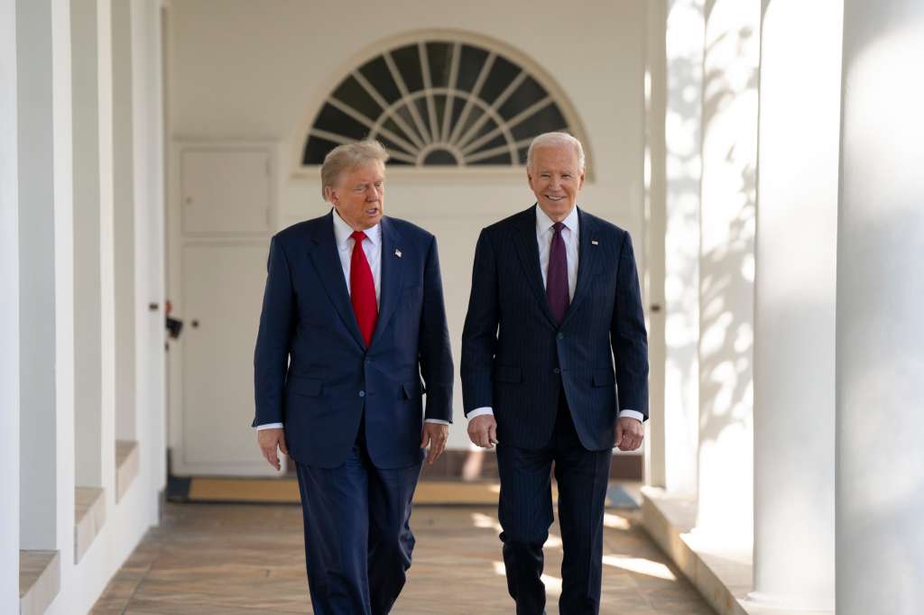 AME6994. WASHINGTON (ESTADOS UNIDOS), 13/11/2024.- Fotografía cedida por la Casa Blanca del presidente Joe Biden (d), caminando hacia el Despacho Oval con el presidente electo Donald Trump, este miércoles, en Washington (Estados Unidos). El presidente de Estados Unidos, Joe Biden, inició este miércoles la reunión en el Despacho Oval de la Casa Blanca con el próximo mandatario, Donald Trump, felicitándolo por su victoria en las elecciones del 5 de noviembre./ EFE/ Adam Schultz / Casa Blanca SOLO USO EDITORIAL/SOLO DISPONIBLE PARA ILUSTRAR LA NOTICIA QUE ACOMPAÑA (CRÉDITO OBLIGATORIO)