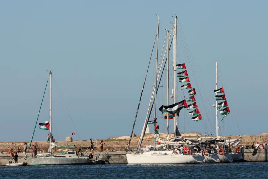 Bizerte (Tunisia), 13/09/2025.- Palestinian fags fly aboard boats of the Global Sumud Flotilla (GSF) before their departure from the port of Bizerte, northern Tunisia, 13 September 2025. The GSF flotilla is an international maritime initiative that began sailing in August 2025 en route to Gaza, aiming to break the Israeli blockade and deliver vital aid to the Gaza Strip. (Túnez) EFE/EPA/MOHAMED MESSARA