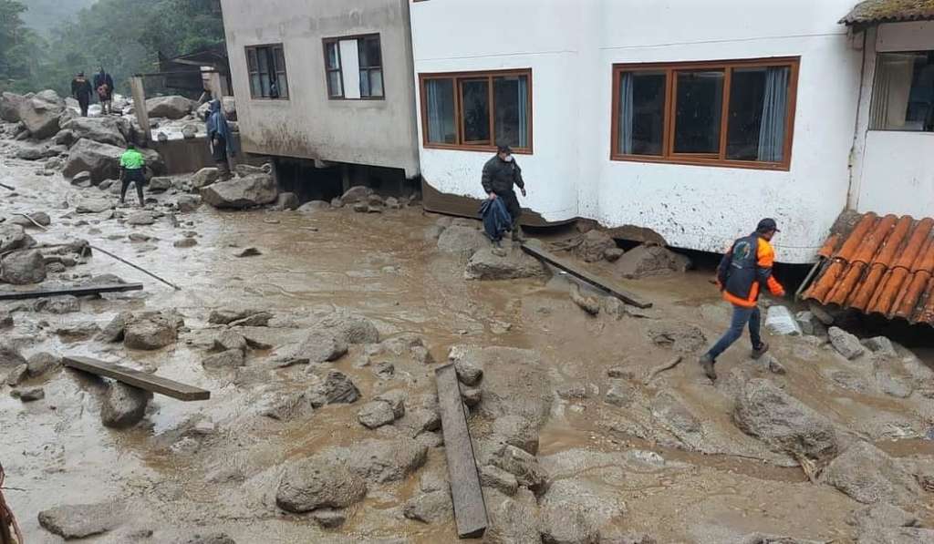 Las calles del pueblo de Machu Picchu, ubicado en la parte baja de las montañas donde se encuentra la turística ciudadela inca, quedaron cubierto de piedras y lodo.