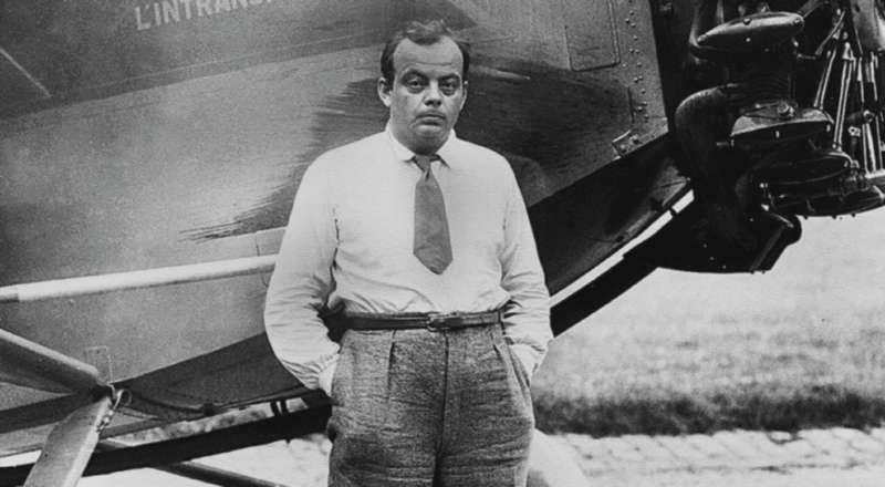 Antoine de Saint-Exupéry ante uno de los aviones que piloteó./ AFP