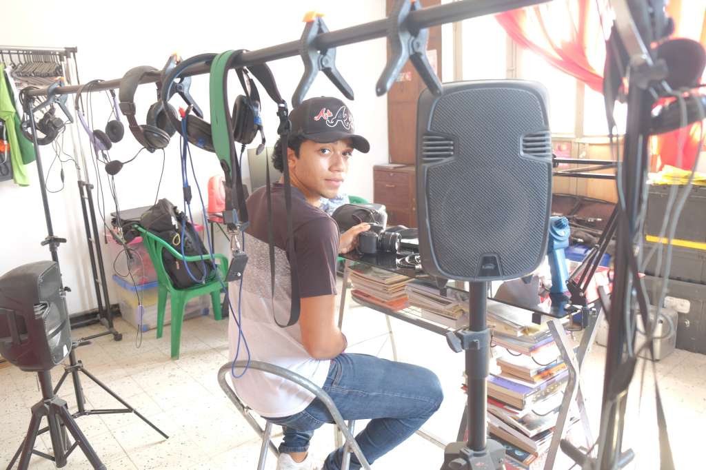 Luiger de Jesús Mendivi (17 años) en el estudio de grabación de Narrarte.