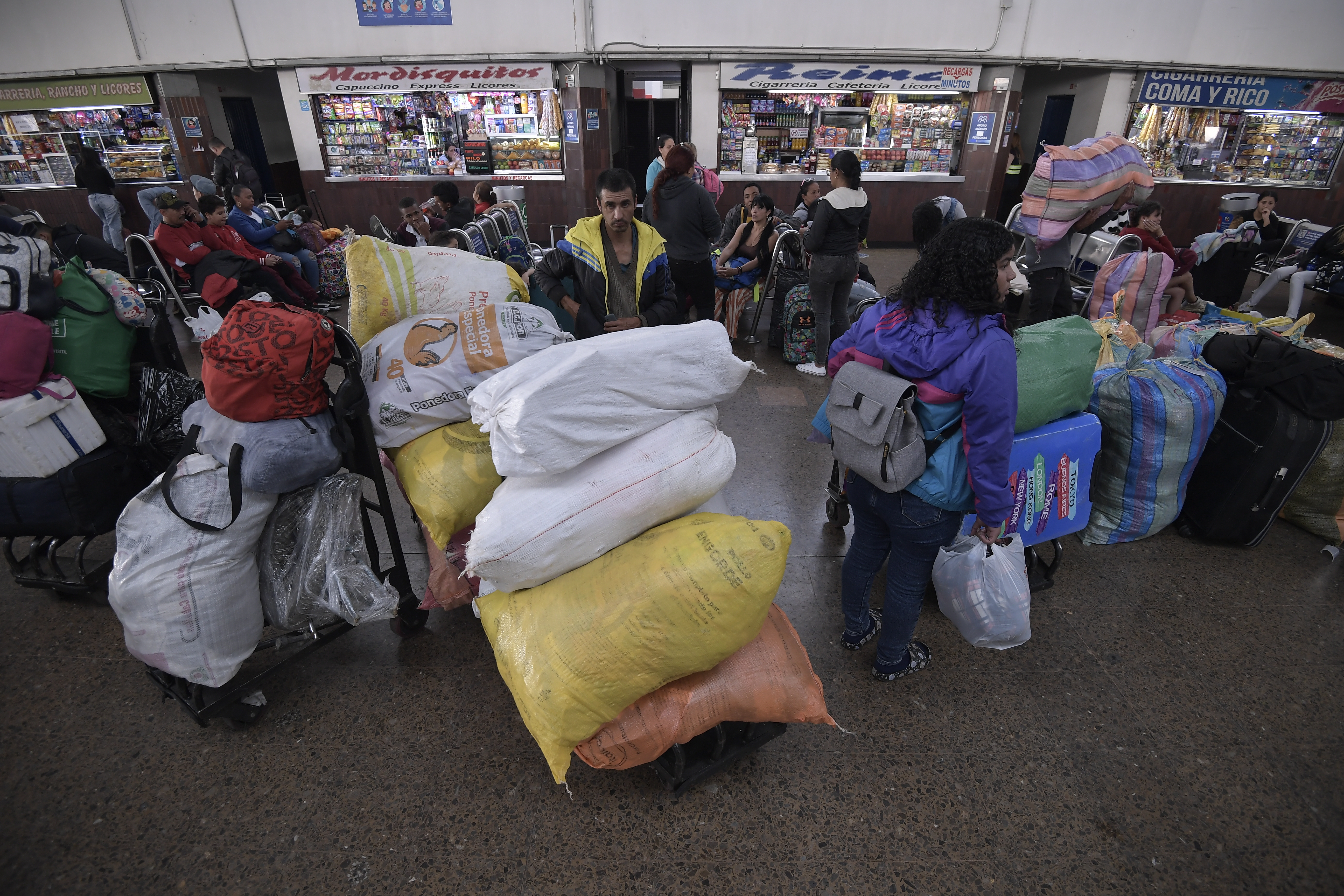 Éxodo de pasajeros en la Terminal de Transporte que espera movilizar 500 mil viajeros durante la temporada de Semana Santa 2023.