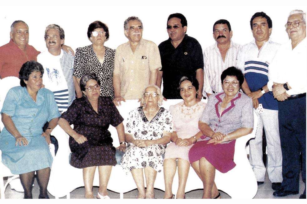 Hijos del matrimonio García Márquez: arriba (izq. a der.) Jaime, Alfredo Ricardo (fallecido), Ligia Esther, Gabriel (el nobel), Gustavo Adolfo, Hernando, Eligio Gabriel (fallecido) y Luis Enrique. Abajo, Germaine (hija sólo del padre), Margarita, Luisa Santiaga Márquez (la madre), Rita y Aída Rosa. / Cortesía Cromos