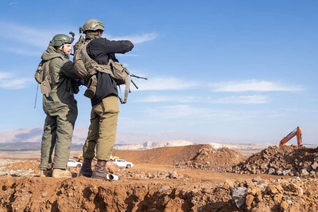 ALTOS DEL GOLÁN, 06/12/2024.- Israel envió más tropas y reforzó sus fuerzas aéreas en los Altos del Golán, territorio sirio que ocupa desde 1967, mientras vigila el avance de los rebeldes en Siria, que se dirigen hacia Homs después de tomar la ciudad clave de Hama, en el oeste del país. EFE/Ejército Israelí CRÉDITO OBLIGATORIO SOLO USO PERMITIDO PARA ILUSTRAR LA NOTICIA QUE APARECE EN EL PIE DE FOTO SÓLO USO EDITORIAL