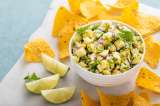 Así se hace una ensalada tropical con camarones y uvas verdes