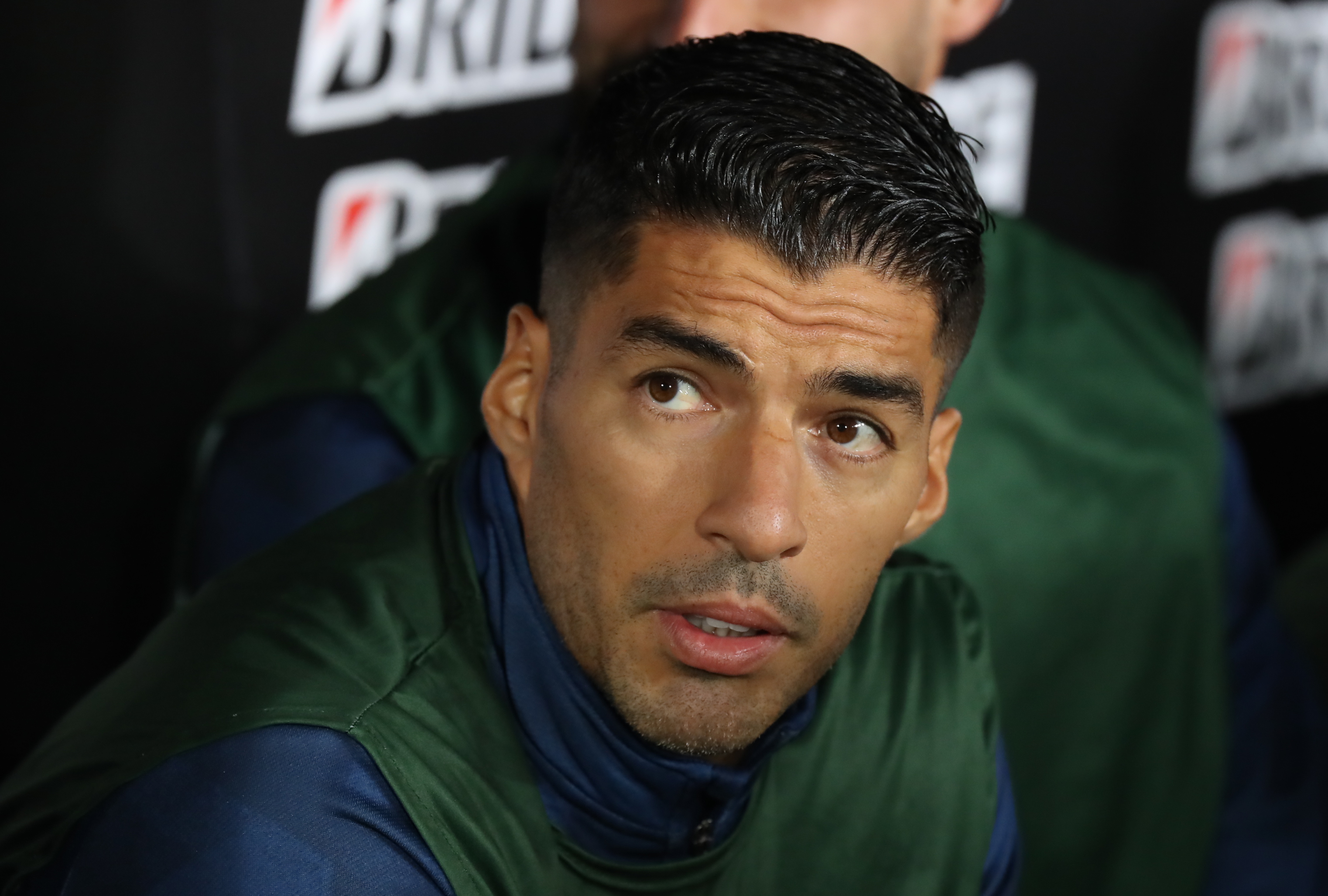 AMDEP5251. MONTEVIDEO (URUGUAY), 02/08/2022.- Luis Suárez de Nacional observa desde el banco hoy, en un partido de la Copa Sudamericana entre Club Nacional y Atlético Goianiense en el estadio Gran Parque Central en Montevideo (Uruguay). Suárez es nuevo jugador de Nacional. EFE/Raúl Martínez