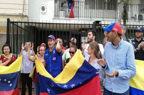 Venezolanos que viven en Medellín se reúnen para apoyar la "Operación Libertad"