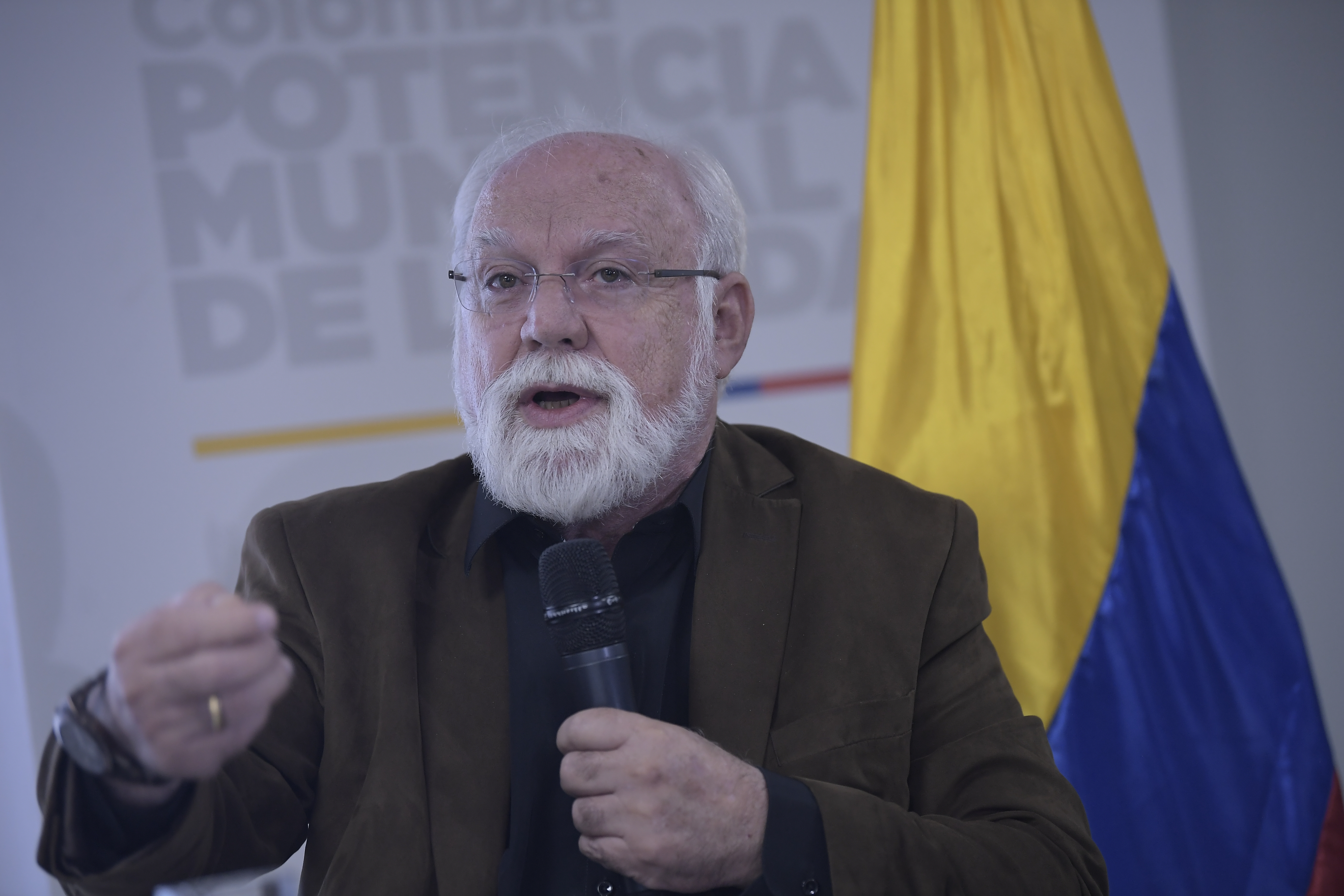 Director de la  Administradora de los Recursos del Sistema General de Seguridad Social en Salud (ADRES), en rueda de prensa por la deuda que tiene la EPS Sanitas con la red de droguerías Cruz Verde.