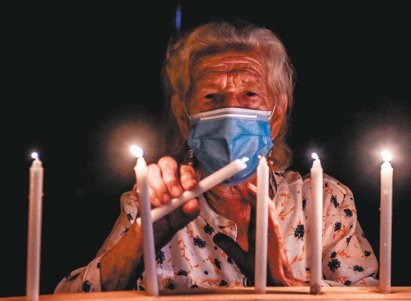 En la última semana, se registró una media de 12.000 muertes diarias en todo el mundo, una tendencia que llevó el balance total de 3.001.0685 fallecidos reportados.