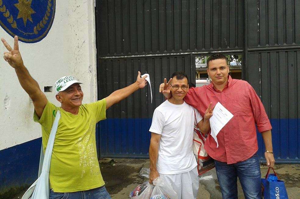 Ómar Marín (de rojo), con dos implicados en el caso, a su salida de la Cárcel El Cunduy de Florencia. / Diana Lozano
