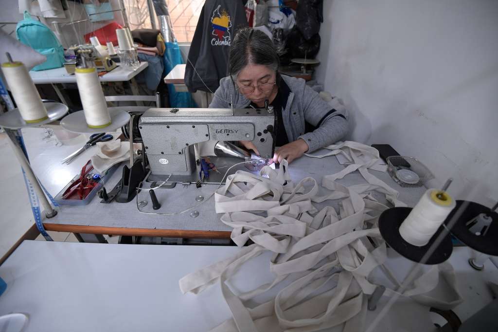 Programa de la Corporación Mundial de la Mujer Colombia que transforma residuos textiles, en nuevos productos aportando a la sostenibilidad en la industria de la moda y generando empleos en diferentes zonas del país.