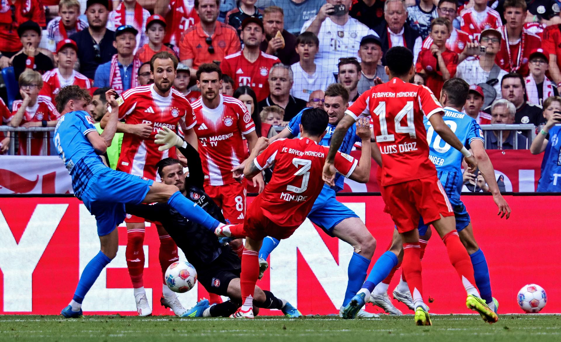 MUNICH (Germany), 02/05/2026.- Min-jae Kim of Munich (R) in action against goalkeeper Diant Ramaj of Heidenheim (L) during the German Bundesliga soccer match between FC Bayern Munich and 1. FC Heidenheim in Munich, Germany, 02 May 2026. (Alemania) EFE/EPA/RONALD WITTEK CONDITIONS - ATTENTION: The DFL regulations prohibit any use of photographs as image sequences and/or quasi-video.