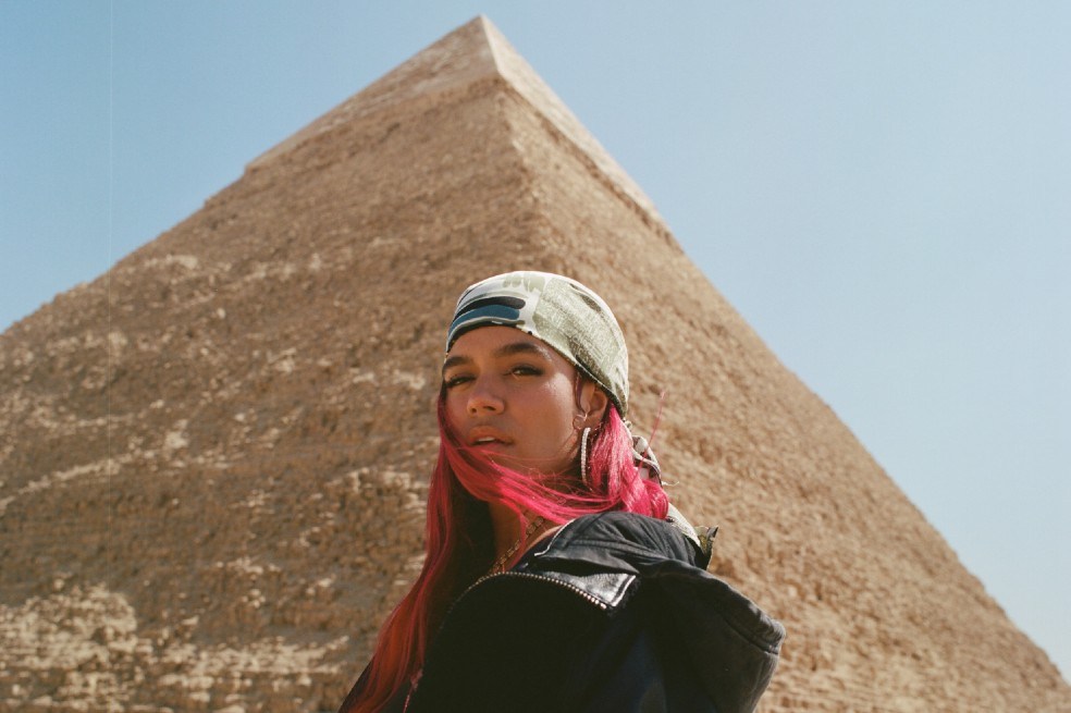 “Cairo” es el tercer tema que lanza Karol G este año y con el que seguro elevará aún más la anticipación entre sus fanáticos por su nuevo álbum.